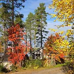 Horská chata Salme Lemmikkiystaevaellinen Moekki Taivalkoskella Jokijaerven Rannalla *
