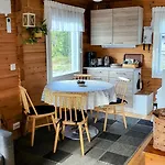Salme Lemmikkiystaevaellinen Moekki Taivalkoskella Jokijaerven Rannalla Chalet