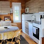 Salme Lemmikkiystaevaellinen Moekki Taivalkoskella Jokijaerven Rannalla Horská chata