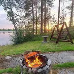 Salme Lemmikkiystaevaellinen Moekki Taivalkoskella Jokijaerven Rannalla Taivalkoski