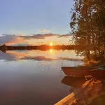 Chalet Salme Lemmikkiystaevaellinen Moekki Taivalkoskella Jokijaerven Rannalla *
