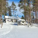 Salme Lemmikkiystaevaellinen Moekki Taivalkoskella Jokijaerven Rannalla