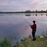 Salme Lemmikkiystaevaellinen Moekki Taivalkoskella Jokijaerven Rannalla *