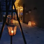 Salme Lemmikkiystaevaellinen Moekki Taivalkoskella Jokijaerven Rannalla