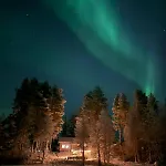 Salme Lemmikkiystaevaellinen Moekki Taivalkoskella Jokijaerven Rannalla *