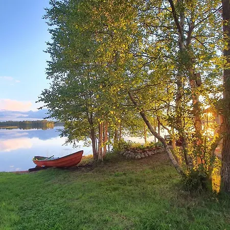 샬레 Salme Lemmikkiystaevaellinen Moekki Taivalkoskella Jokijaerven Rannalla Taivalkoski