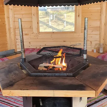 Salme Lemmikkiystaevaellinen Moekki Taivalkoskella Jokijaerven Rannalla