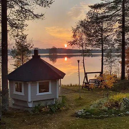 Salme Lemmikkiystaevaellinen Moekki Taivalkoskella Jokijaerven Rannalla 샬레 *