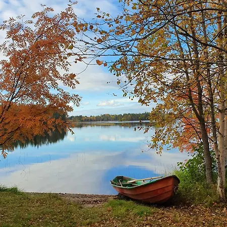 Salme Lemmikkiystaevaellinen Moekki Taivalkoskella Jokijaerven Rannalla Chalet *