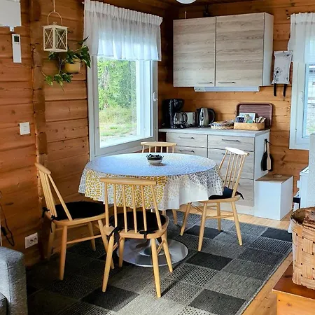 Salme Lemmikkiystaevaellinen Moekki Taivalkoskella Jokijaerven Rannalla Chalet