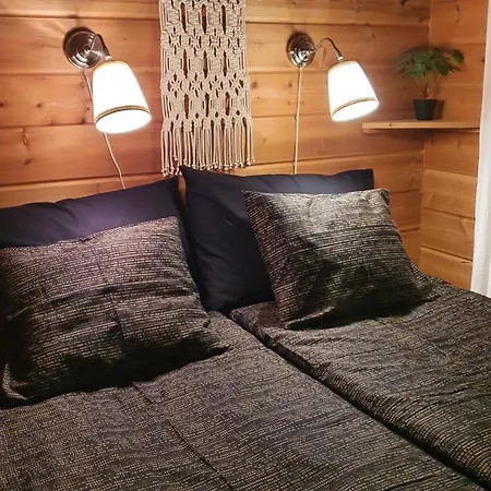 Salme Lemmikkiystaevaellinen Moekki Taivalkoskella Jokijaerven Rannalla *