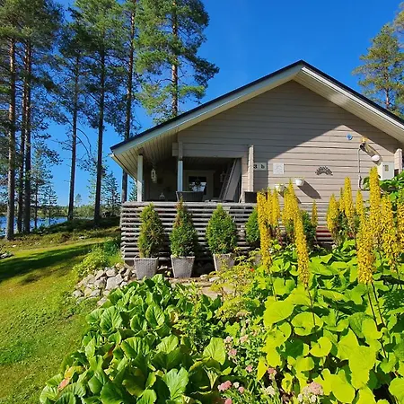 Salme Lemmikkiystaevaellinen Moekki Taivalkoskella Jokijaerven Rannalla