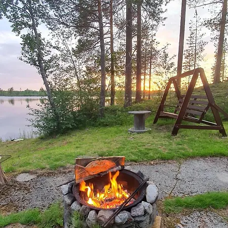 Salme Lemmikkiystaevaellinen Moekki Taivalkoskella Jokijaerven Rannalla Taivalkoski