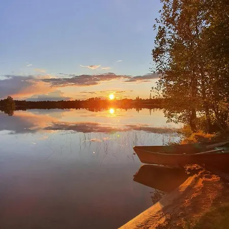 샬레 Salme Lemmikkiystaevaellinen Moekki Taivalkoskella Jokijaerven Rannalla *