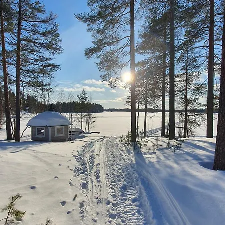 샬레 Salme Lemmikkiystaevaellinen Moekki Taivalkoskella Jokijaerven Rannalla