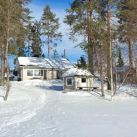 Salme Lemmikkiystaevaellinen Moekki Taivalkoskella Jokijaerven Rannalla
