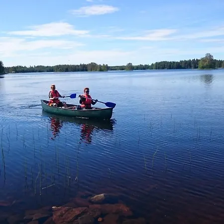 Salme Lemmikkiystaevaellinen Moekki Taivalkoskella Jokijaerven Rannalla Chalet