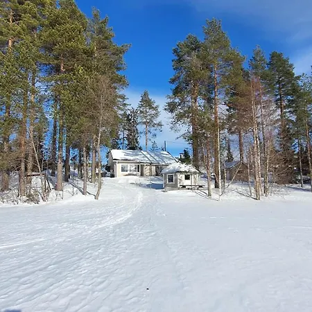 샬레 Salme Lemmikkiystaevaellinen Moekki Taivalkoskella Jokijaerven Rannalla *