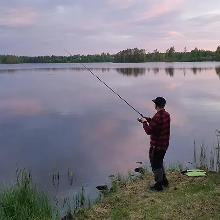 Salme Lemmikkiystaevaellinen Moekki Taivalkoskella Jokijaerven Rannalla *
