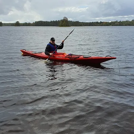 Salme Lemmikkiystaevaellinen Moekki Taivalkoskella Jokijaerven Rannalla