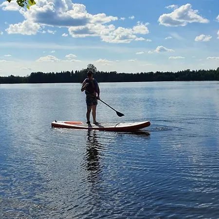 Salme Lemmikkiystaevaellinen Moekki Taivalkoskella Jokijaerven Rannalla Taivalkoski