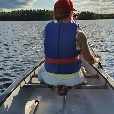 Salme Lemmikkiystaevaellinen Moekki Taivalkoskella Jokijaerven Rannalla * Taivalkoski