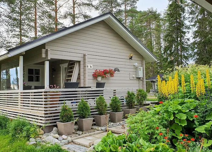 Chalé Salme Lemmikkiystaevaellinen Moekki Taivalkoskella Jokijaerven Rannalla *