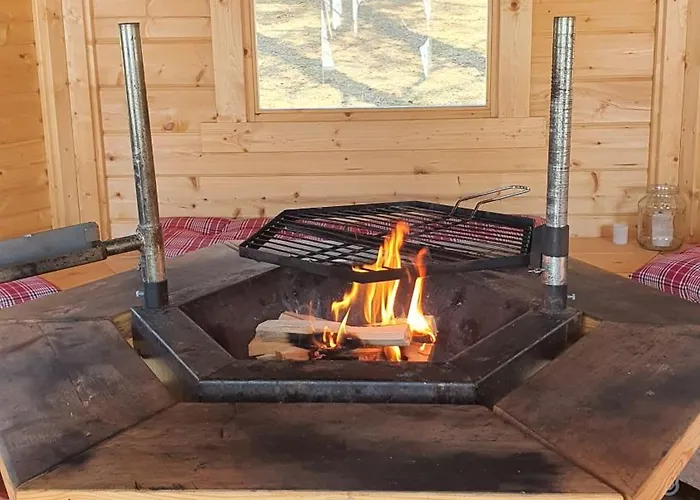 Salme Lemmikkiystaevaellinen Moekki Taivalkoskella Jokijaerven Rannalla