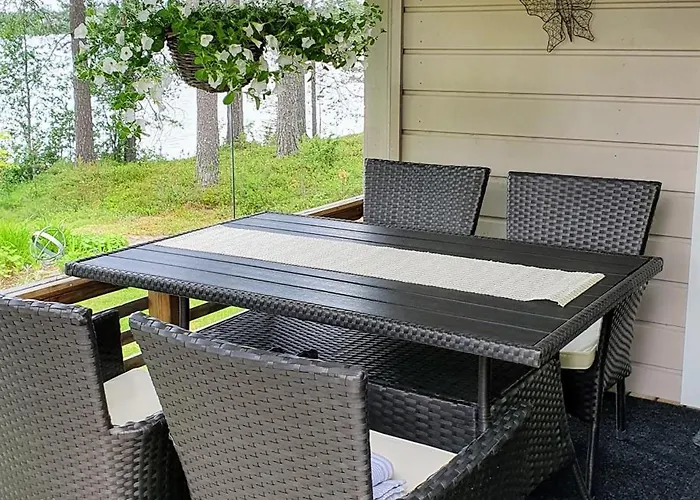 Chalé Salme Lemmikkiystaevaellinen Moekki Taivalkoskella Jokijaerven Rannalla