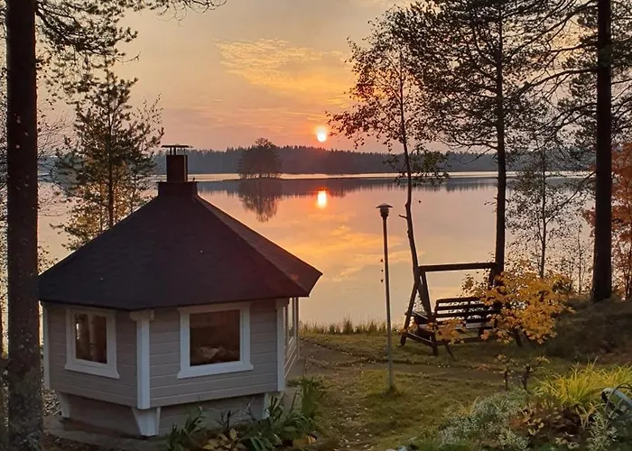 Salme Lemmikkiystaevaellinen Moekki Taivalkoskella Jokijaerven Rannalla Chalé *