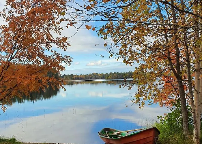Salme Lemmikkiystaevaellinen Moekki Taivalkoskella Jokijaerven Rannalla Chalé *