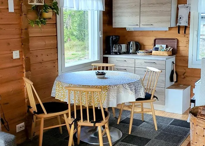 Salme Lemmikkiystaevaellinen Moekki Taivalkoskella Jokijaerven Rannalla Chalé