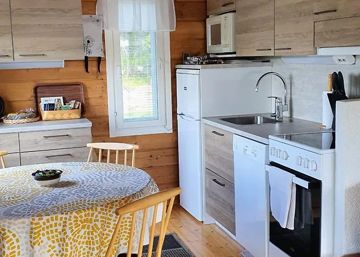 Salme Lemmikkiystaevaellinen Moekki Taivalkoskella Jokijaerven Rannalla Chalé