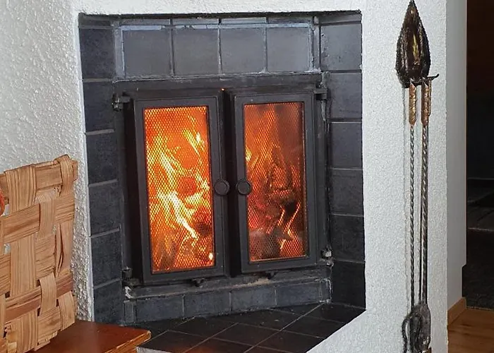 Salme Lemmikkiystaevaellinen Moekki Taivalkoskella Jokijaerven Rannalla * Taivalkoski