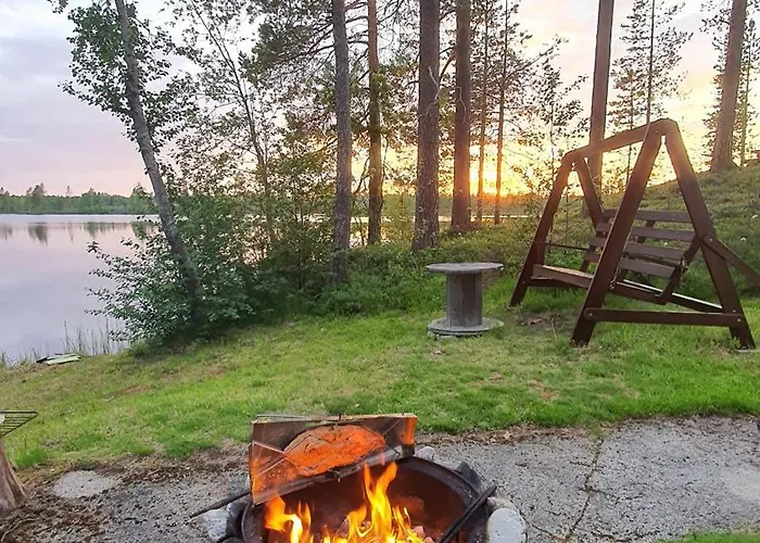 Salme Lemmikkiystaevaellinen Moekki Taivalkoskella Jokijaerven Rannalla Taivalkoski