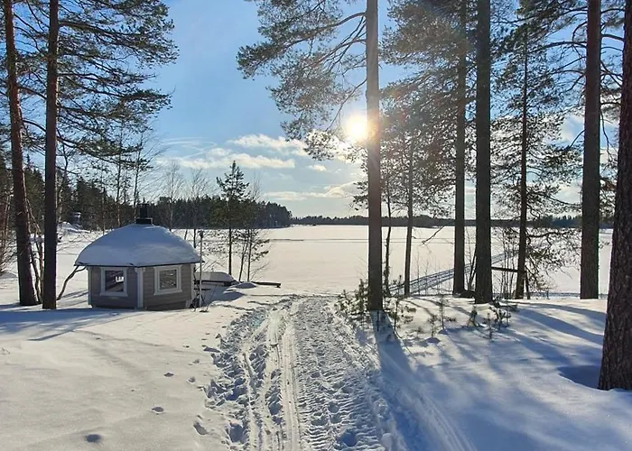 Chalé Salme Lemmikkiystaevaellinen Moekki Taivalkoskella Jokijaerven Rannalla
