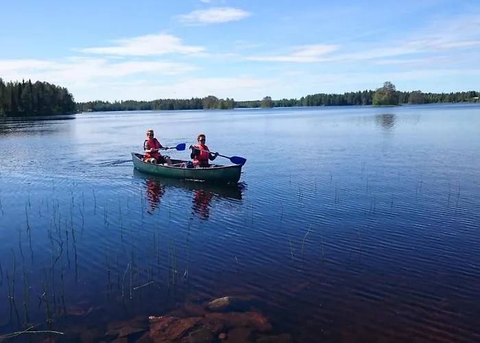 Salme Lemmikkiystaevaellinen Moekki Taivalkoskella Jokijaerven Rannalla 샬레