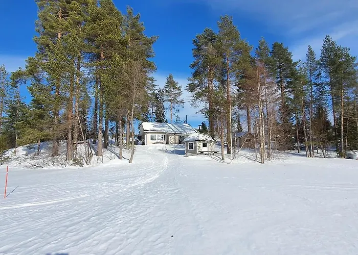 샬레 Salme Lemmikkiystaevaellinen Moekki Taivalkoskella Jokijaerven Rannalla *