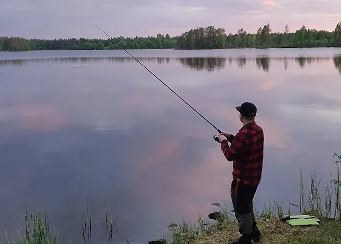 Salme Lemmikkiystaevaellinen Moekki Taivalkoskella Jokijaerven Rannalla *