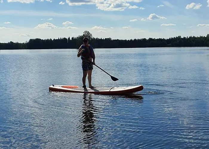 Salme Lemmikkiystaevaellinen Moekki Taivalkoskella Jokijaerven Rannalla Taivalkoski